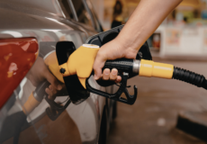 Flambée des carburants : un portail pour payer son essence moins cher & un prêt flash pour les entreprises