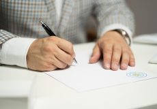 Clause de non-concurrence et renouvellement : si une clause de non-concurrence prévoit une durée renouvelable une fois, le renouvèlement doit résulter d’une volonté expresse de l’employeur.
